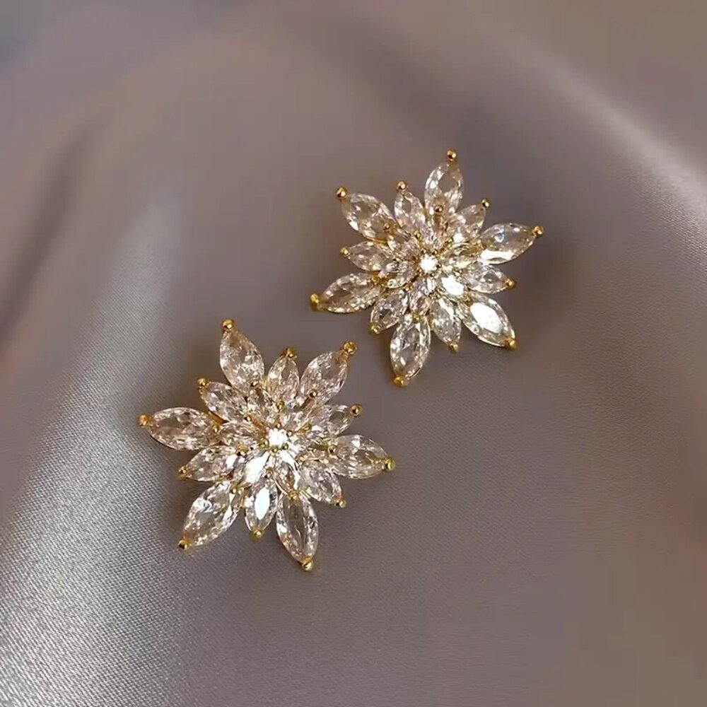 Beautiful Vintage Design With Inlaid Zircon • Snowflake Earrings